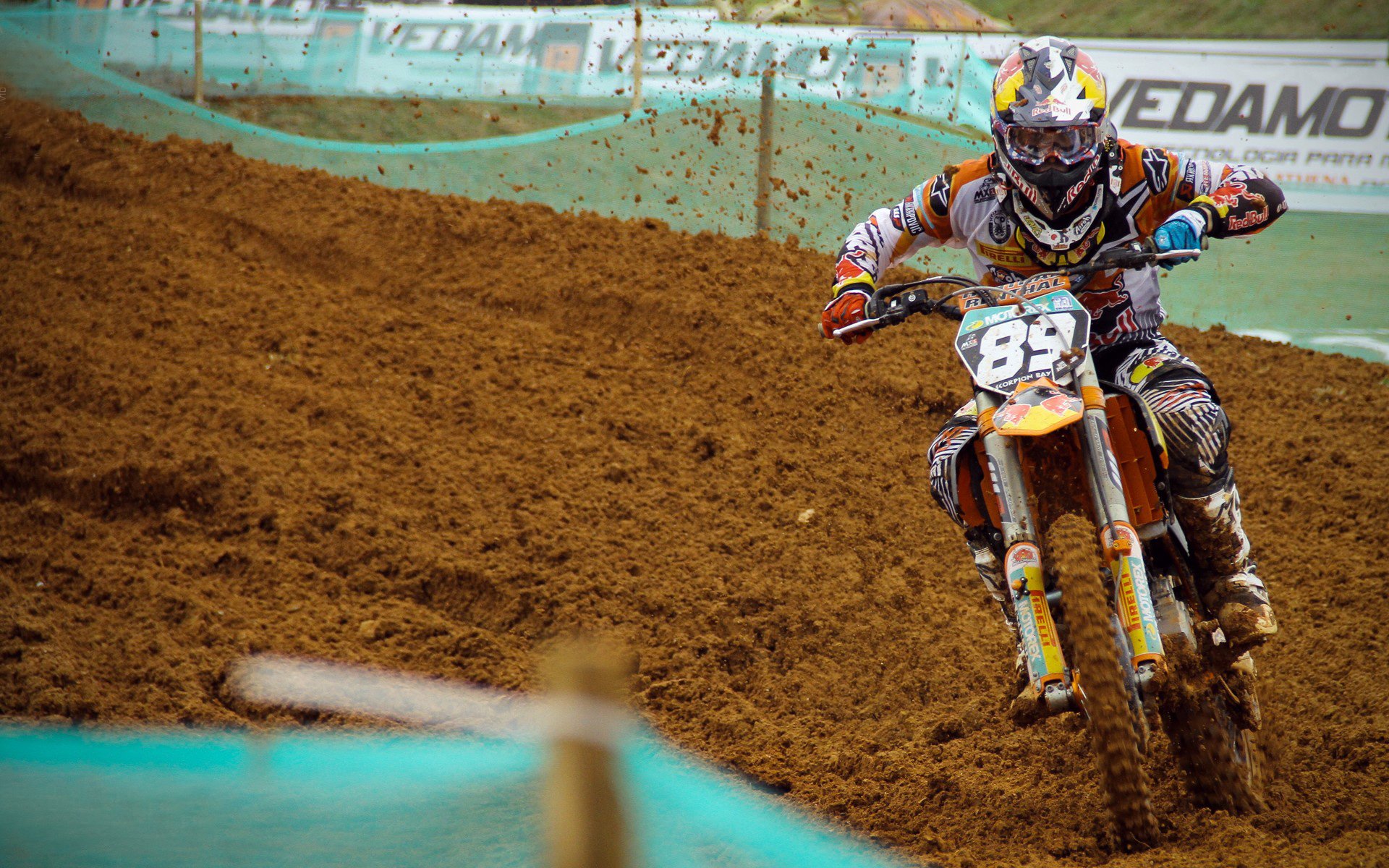 掘金队约基奇成为首位背靠背三双场均中锋，掘金队约基奇之前的中锋